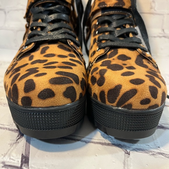 WILD DIVA Platform Combat Boots Faux Suede Animal Print-8 - Picture 4 of 8